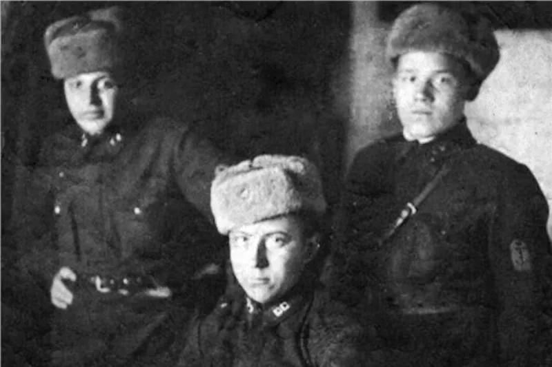 Бойцы 84-й морской стрелковой бригады, действовавшей в составе 11-го гвардейского стрелкового корпуса 9-й армии. После освобождения Северного Кавказа и Кубани морские пехотинцы сражались на Таманском полуострове и в Крыму. 