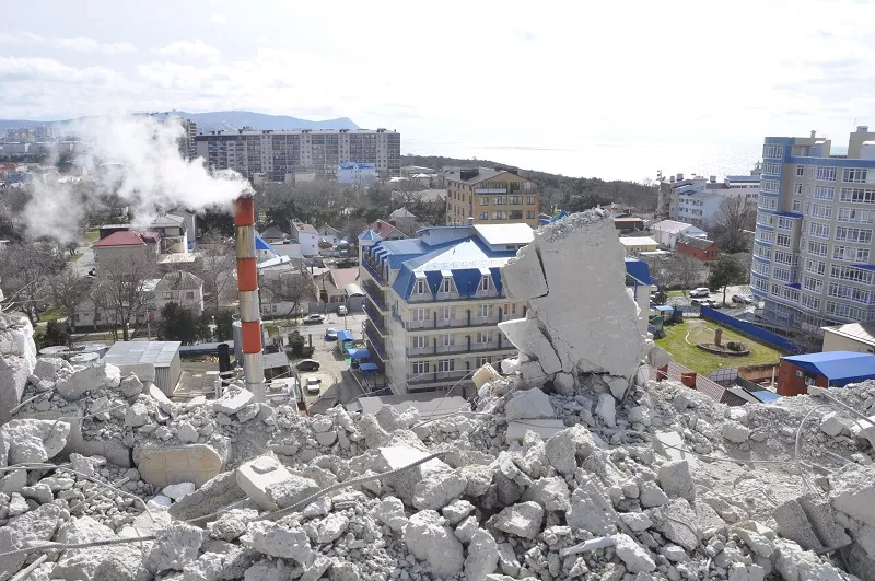 Демонтаж осложняется тем, что самострой находится рядом с другими зданиями в центре Анапы 