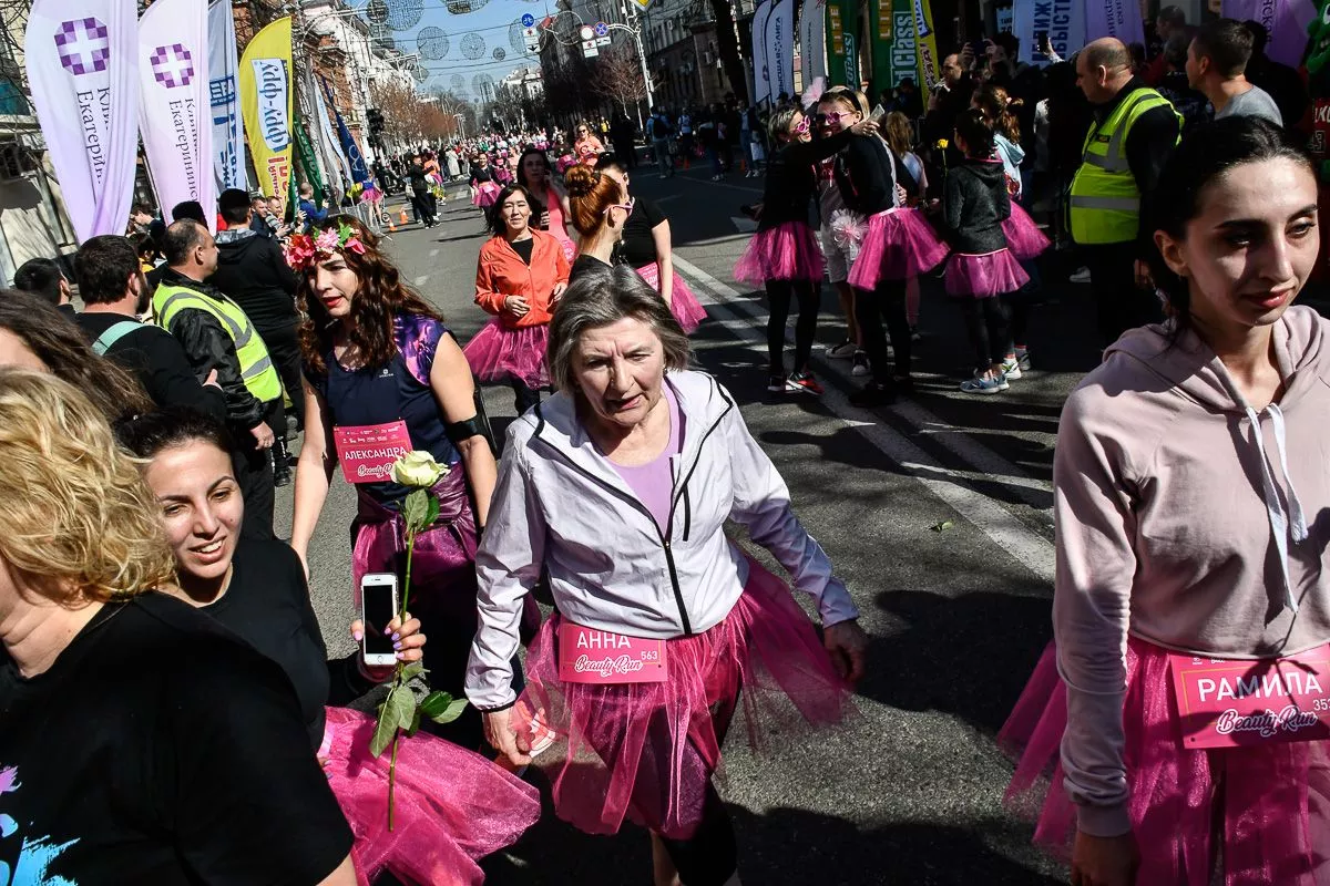 После забега участниц и зрителей ждала развлекательная программа