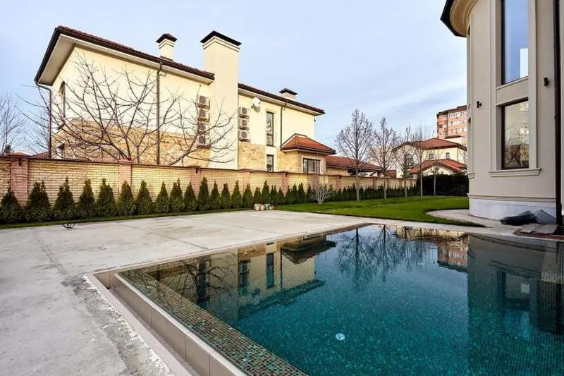 Трехэтажная резиденция в коттеджном поселке «Екатериновка» стоит 350 млн рублей.