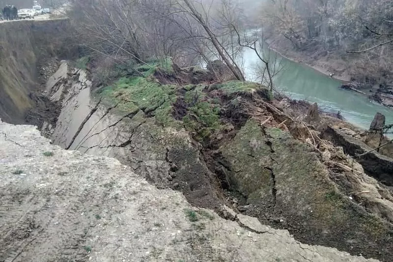 Сроки восстановления разрушенной дороги пока не называются.