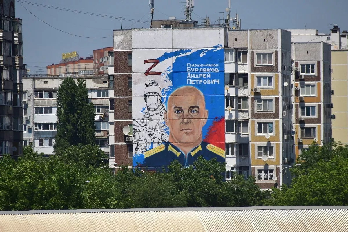 Мурал в память об Андрее Бурлакове торжественно открыли по улице Школьной в Краснодаре в 2022 году. Мурал в память об Андрее Бурлакове торжественно открыли по улице Школьной в Краснодаре в 2022 году.