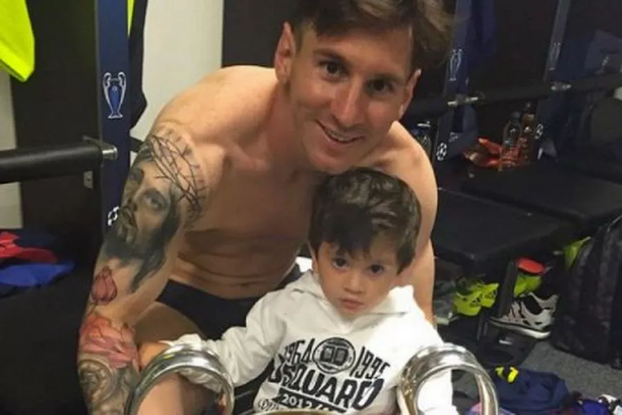 Лионель Месси с сыном  Далее: https://uznayvse.ru/znamenitosti/biografiya-lionel-messi.html