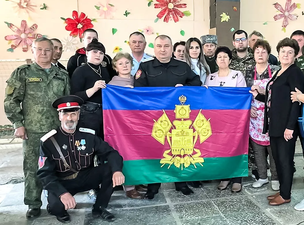 Атаман Калининского СКО Сергей Зинченко, председатель совета стариков Петр Дзема, председатель местного отделения СКМК Дмитрий Минаков на открытии пункта плетения маскировочных сетей. Атаман Калининского СКО Сергей Зинченко, председатель совета стариков Петр Дзема, председатель местного отделения СКМК Дмитрий Минаков на открытии пункта плетения маскировочных сетей.