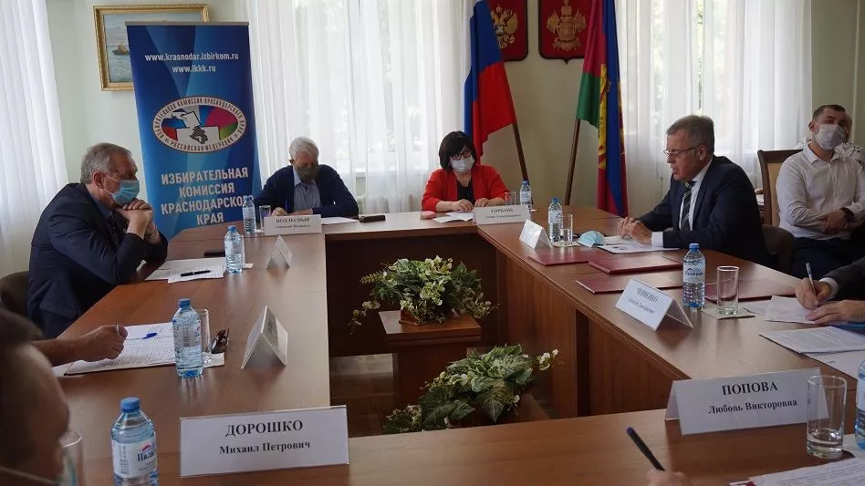 Участники заседания подписали соглашение о создании на территории Краснодарского края объединенного штаба общественного наблюдения за ходом общероссийского голосования по изменениям в Конституции страны и выборов 13 сентября.
