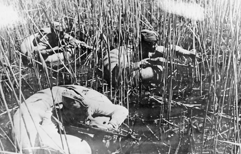 Во время наступательной операции советские бойцы часами, а иногда и сутками не выходили на сушу из ледяной воды приазовских плавней. 