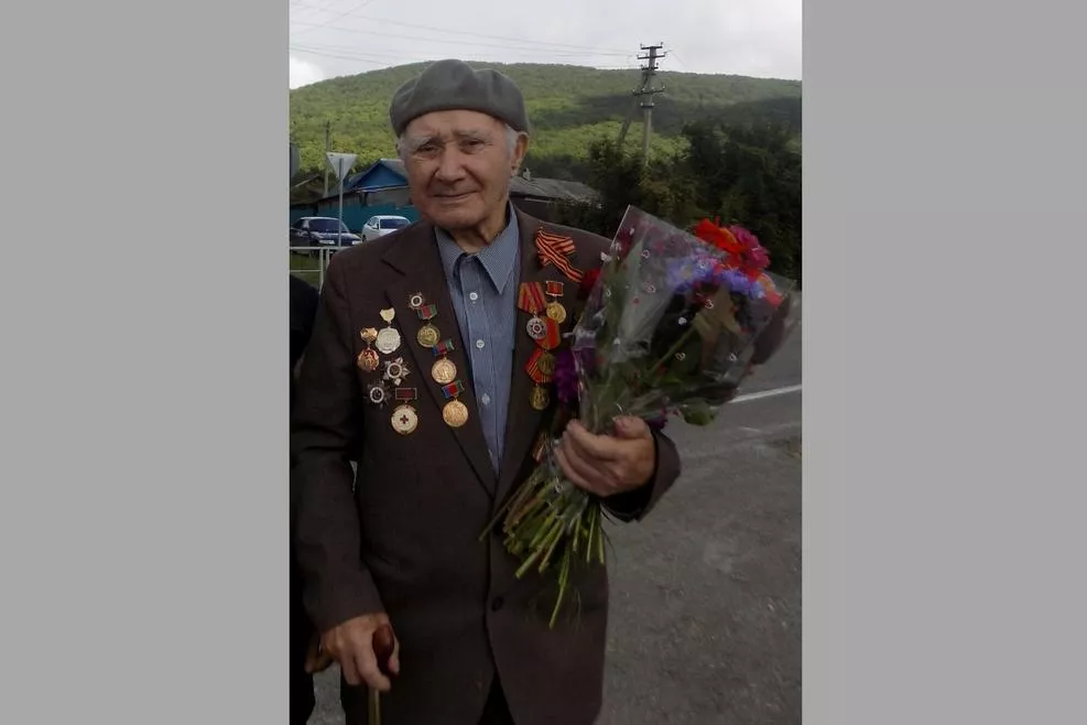 Василий Алексеевич Гончаров прошел войну от ст. Крымской до Венгрии, где встретил Победу. Сейчас живет в ст. Куринской под Апшеронском.