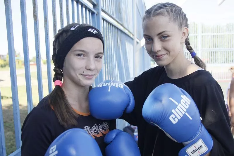 Члены сборной Краснодарского края по боксу, победительницы первенства края и Всероссийских соревнований «Юность России» Ксения Бородинова и Софья Молчанова. Члены сборной Краснодарского края по боксу, победительницы первенства края и Всероссийских соревнований «Юность России» Ксения Бородинова и Софья Молчанова.