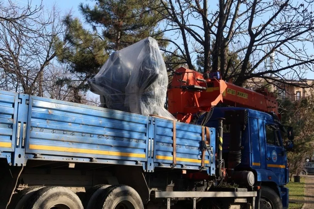 20 января скульптуру установили на зеленой зоне на пересечении улиц Ленина и Суворова. 