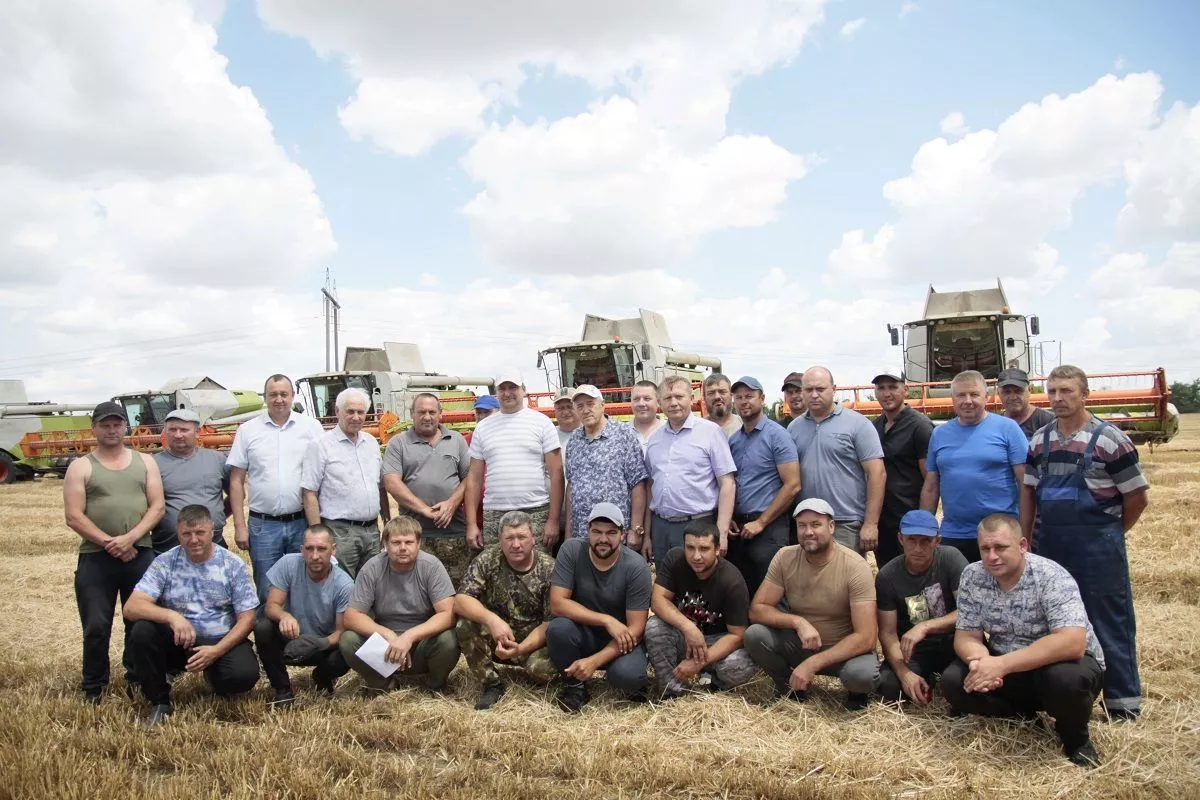 Руководство и работники уборочного комплекса агропредприятия из станицы Юго-Северной с представителями районной и сельской администрации во время жатвы. Руководство и работники уборочного комплекса агропредприятия из станицы Юго-Северной с представителями районной и сельской администрации во время жатвы.
