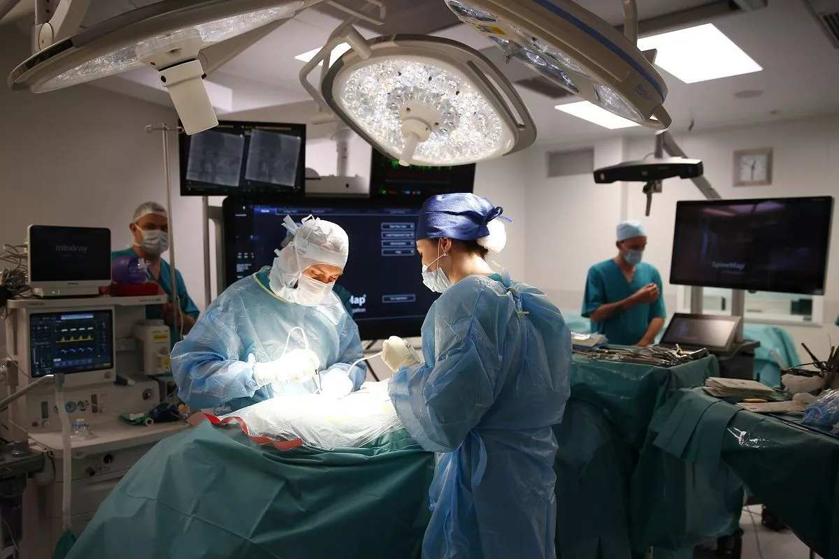 Более 5 тысяч сотрудников больницы делают все, чтобы облегчить боль и страдания пациентов. Более 5 тысяч сотрудников больницы делают все, чтобы облегчить боль и страдания пациентов.