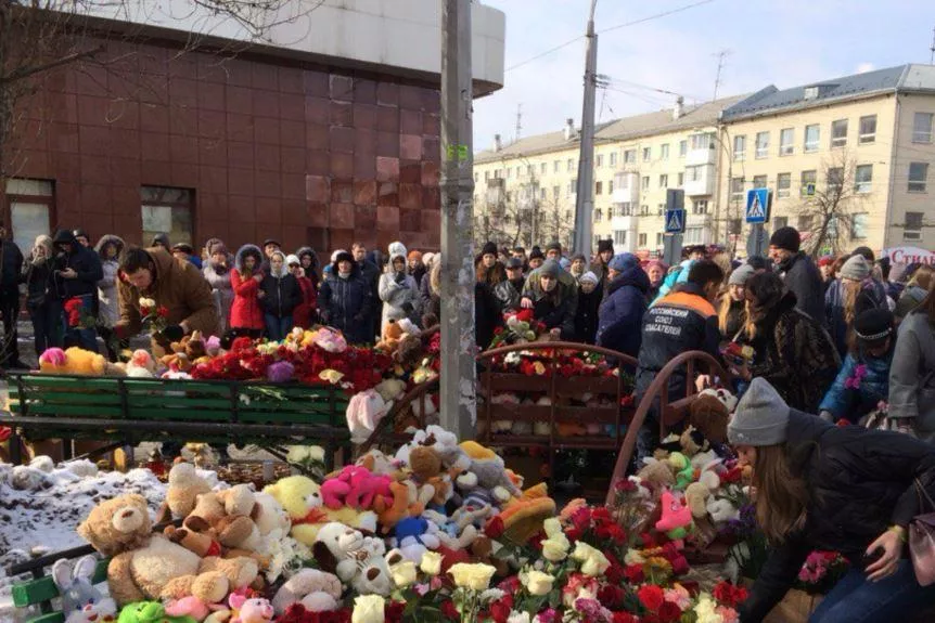 По официальным данным, в результате пожара в торговом центре «Зимняя вишня» погибли 64 человека, еще шестеро числятся пропавшими без вести.