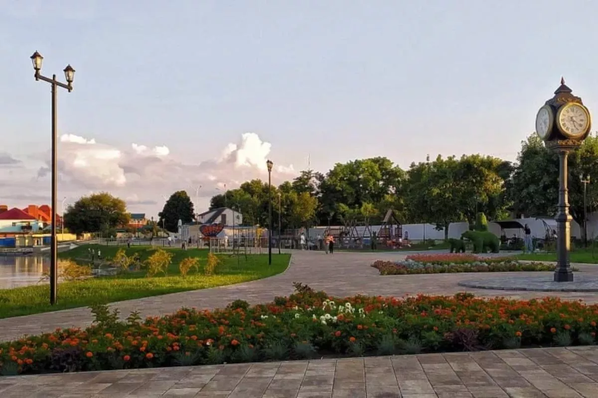 Набережная реки Средняя Челбаска - одно из самых любимых мест отдыха каневчан.