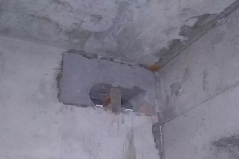 На техчердаках без согласия жильцов перенесли общедомовые сети, в несущих и фасадных стенах прорубили окна, а бывшие техпомещения превратили в квартиры.