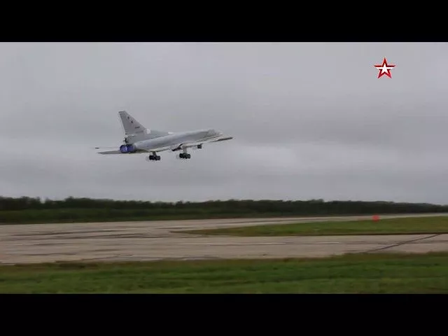 Дальние бомбардировщики Ту-22М3 совершили полет над Черным морем