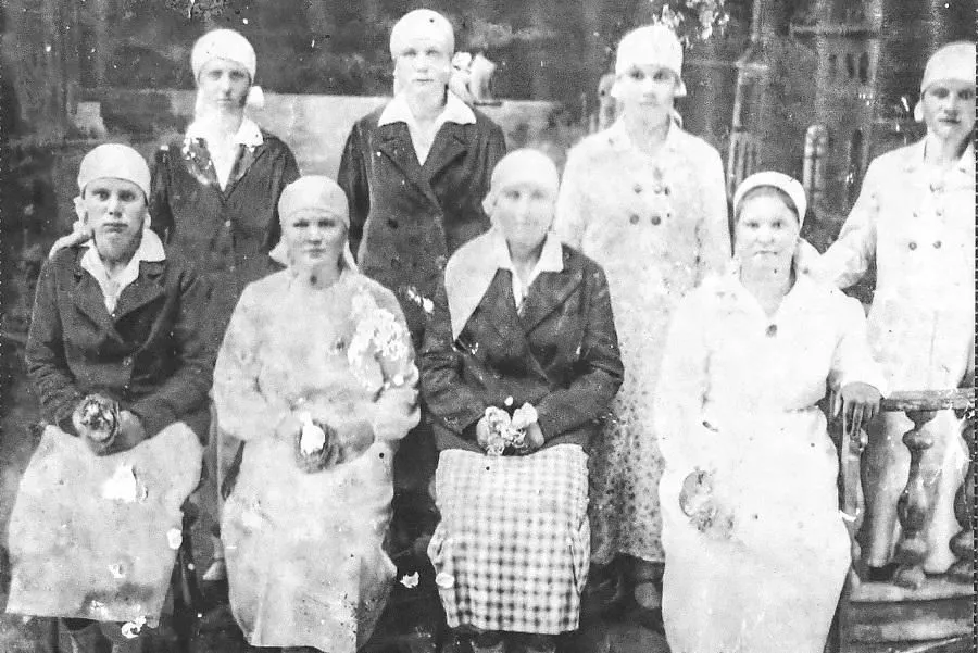 Женщины-трактористки Староминской МТС, на их плечи в тылу легла тяжелая мужская работа. 