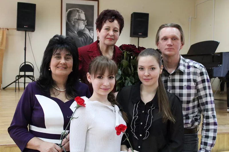 2012 г. Выпускники разных лет. Бурякова Л.В. Силкина А.Попкова Л. Тюльменков А.