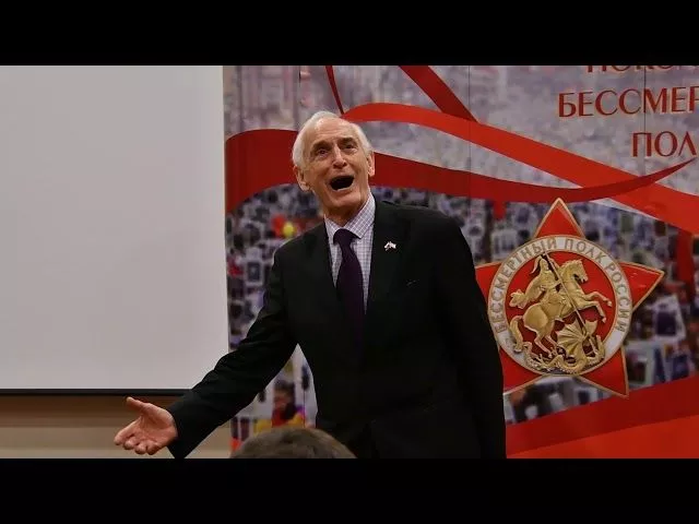 Василий Лановой читает стихи Маяковского