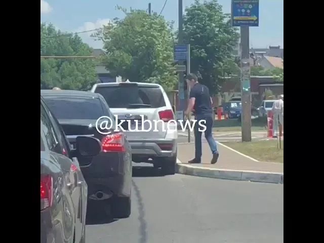 В Краснодаре неизвестные мужчины затолкнули подростка в автомобиль