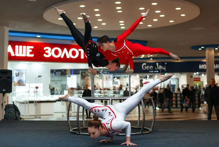 Артисты театра выступают и как воздушные гимнасты, устраивают файер-шоу, умеют жонглировать 