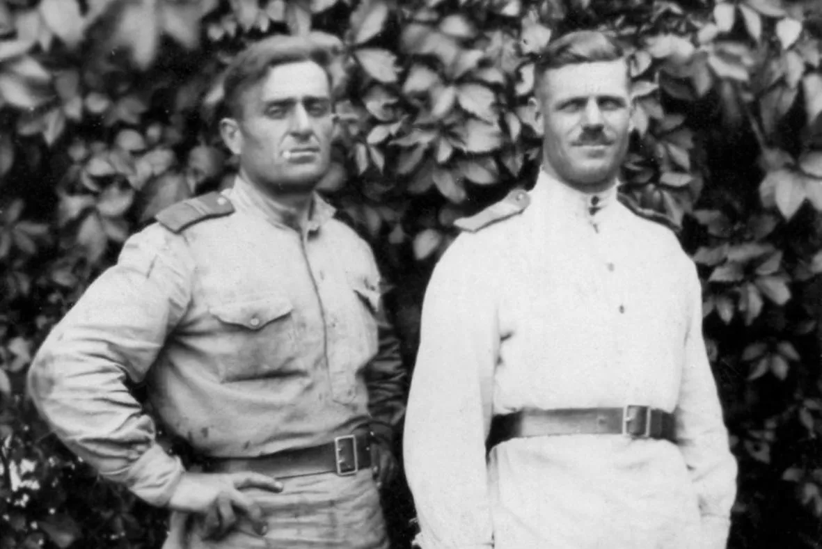 За умение метко стрелять в темноте товарищи прозвали Андрея Черным Капитаном (слева). Но ласково бойцы обращались к командиру Батя.