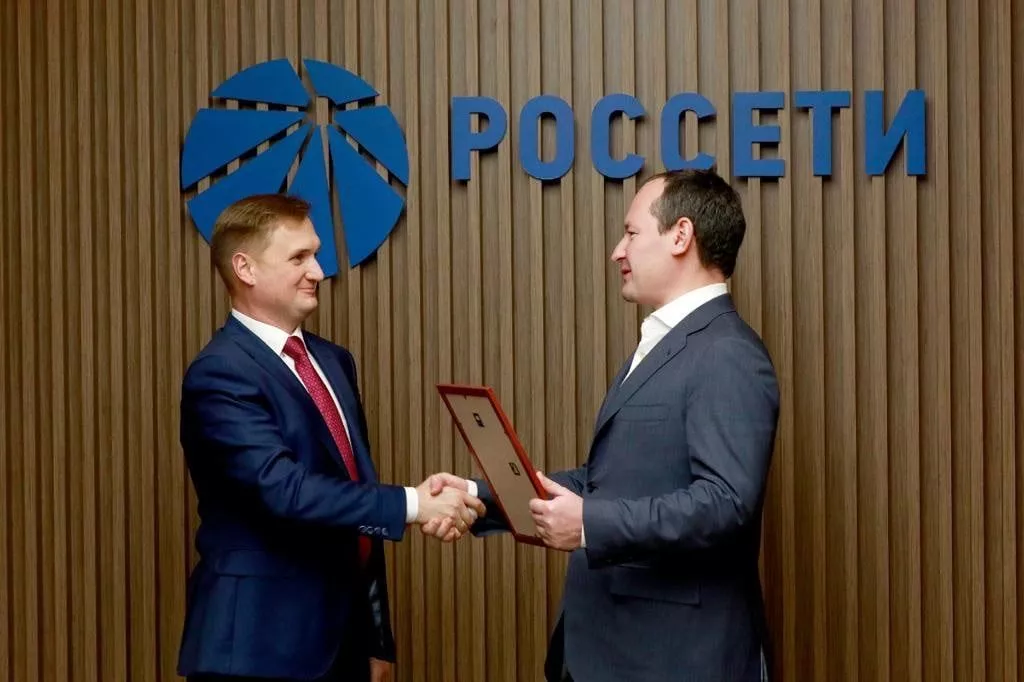 Глава «Россетей» Павел Ливинский вручил паспорт готовности генеральному директору «Россети Кубань» Сергею Сергееву.