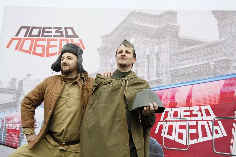 Первыми на территории Кубани «Поезд Победы» встретили в Тихорецке: Вадим Компаниец и Валерий Маслов в образе солдат Великой Отечественной войны. Первыми на территории Кубани «Поезд Победы» встретили в Тихорецке: Вадим Компаниец и Валерий Маслов в образе солдат Великой Отечественной войны.