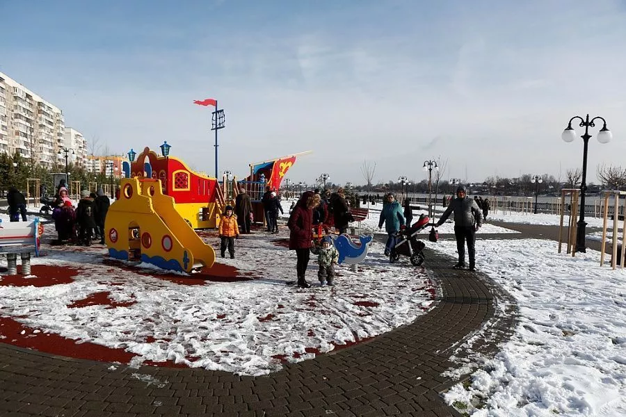 На аллее установлен игровой комплекс «Фрегат» и спортивные площадки.