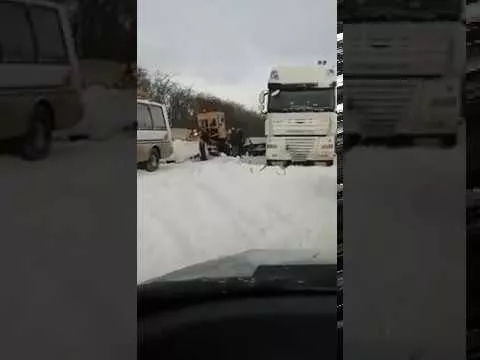 Снежный затор на дорогах под Армавиром