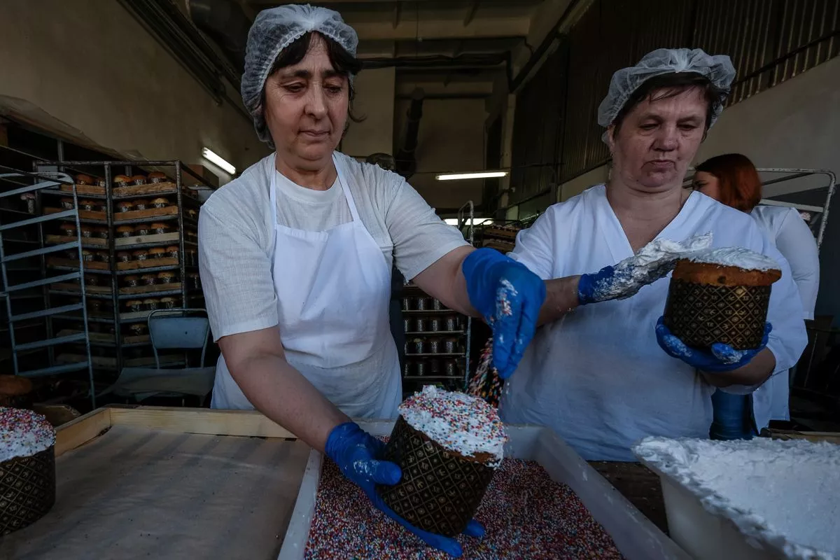 К Пасхе хлебзавод должен отправить на прилавки краснодарских магазинов 100 тысяч куличей.﻿ 