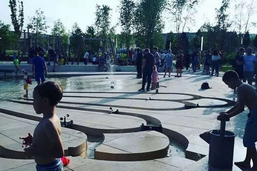 Каждый день в парк приходят сотни детей. Каждый день в парк приходят сотни детей.