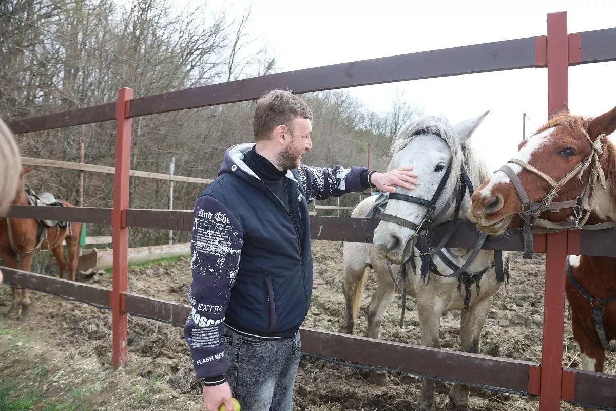 Иппотерапию применяют как метод психологической реабилитации. Она улучшает психомоторные функции организма и координацию движений, укрепляет мышцы.