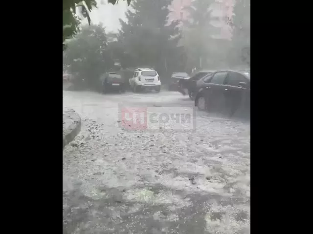 Дагомыс накрыло градом