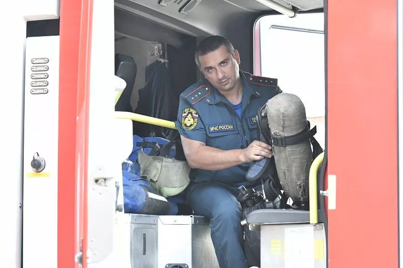 36-летний старший инструктор газодымозащитной службы, старший прапорщик внутренней службы ГУ МЧС России по Краснодарскому краю Артур Терзиев.