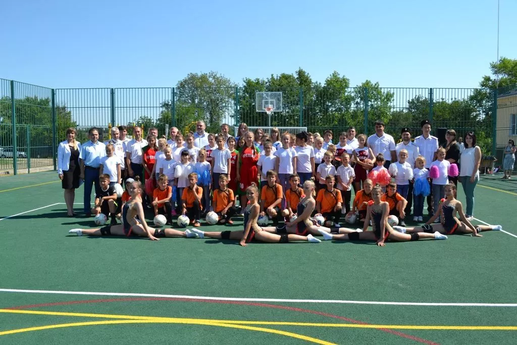 Многофункциональная спортивно-игровая площадка в селе Камышеваха – современное пространство для всех, кто любит активный образ жизни.