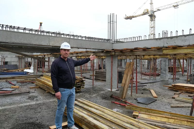 На этой стройке работа кипит без выходных. Ежедневно на смену заступают 60 человек и 10 единиц техники. На этой стройке работа кипит без выходных. Ежедневно на смену заступают 60 человек и 10 единиц техники.