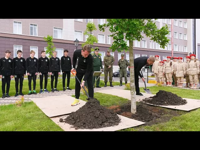 Матвей Сафонов и Юрий Газинский приняли участие в высадке магнолии