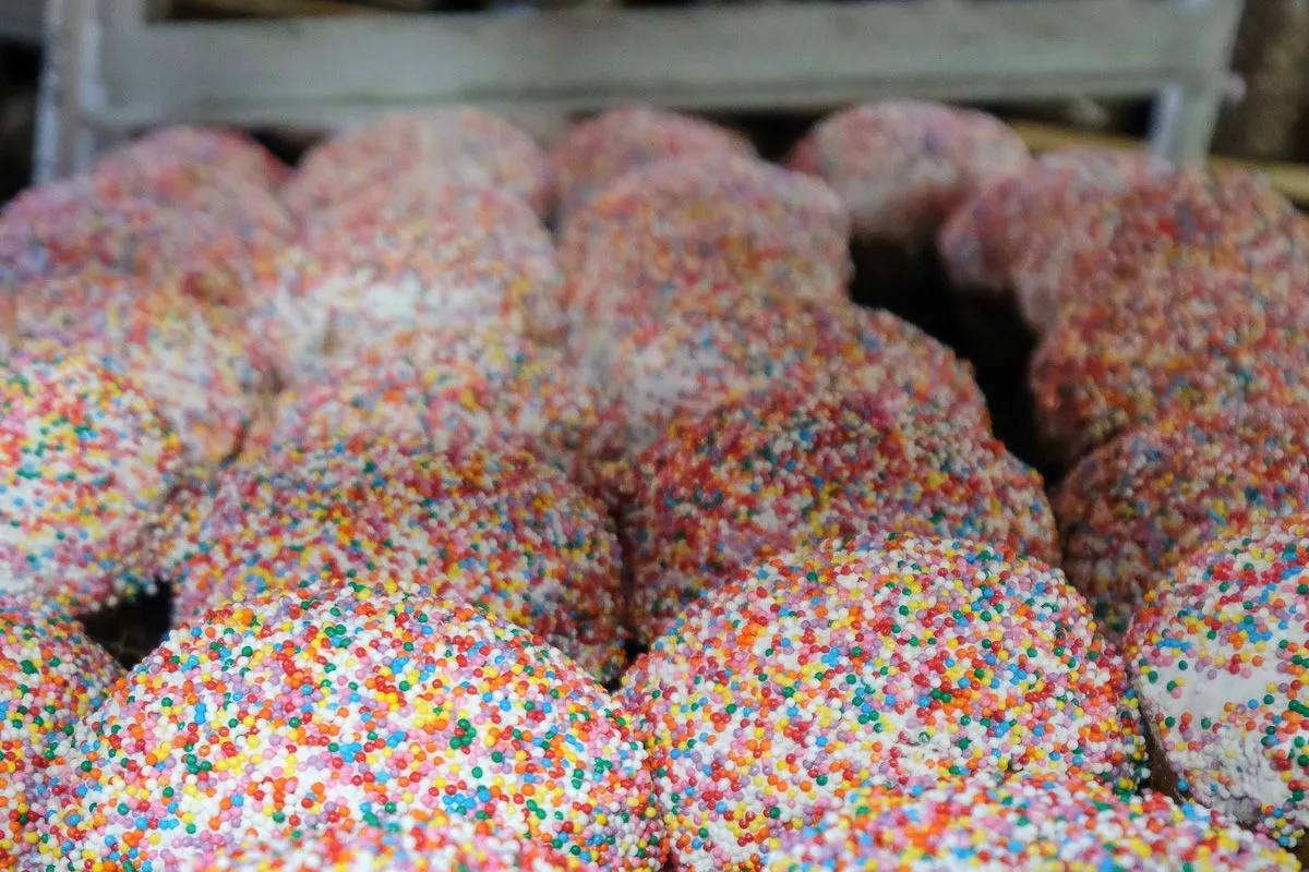 К Пасхе хлебзавод должен отправить на прилавки краснодарских магазинов 100 тысяч куличей.﻿ 