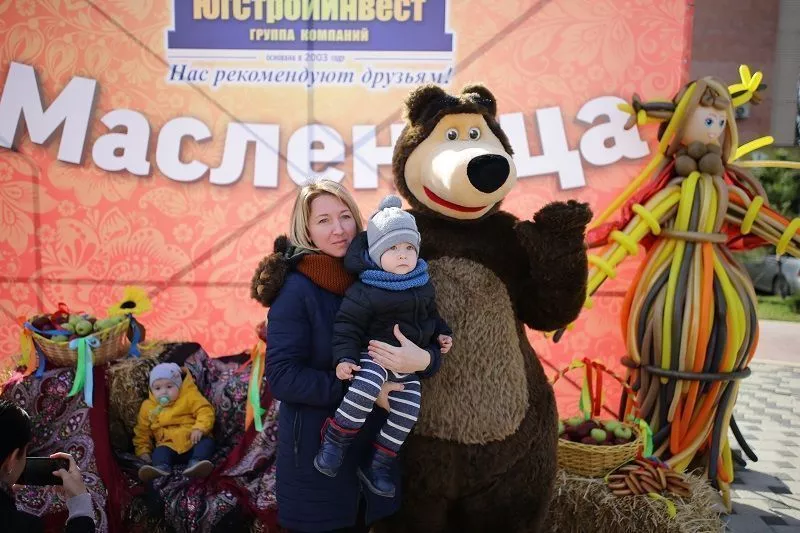 Праздник в «Губернском» прошел в лучших традициях народных уличных гуляний – со скоморохами, ходулистами и народными забавами.