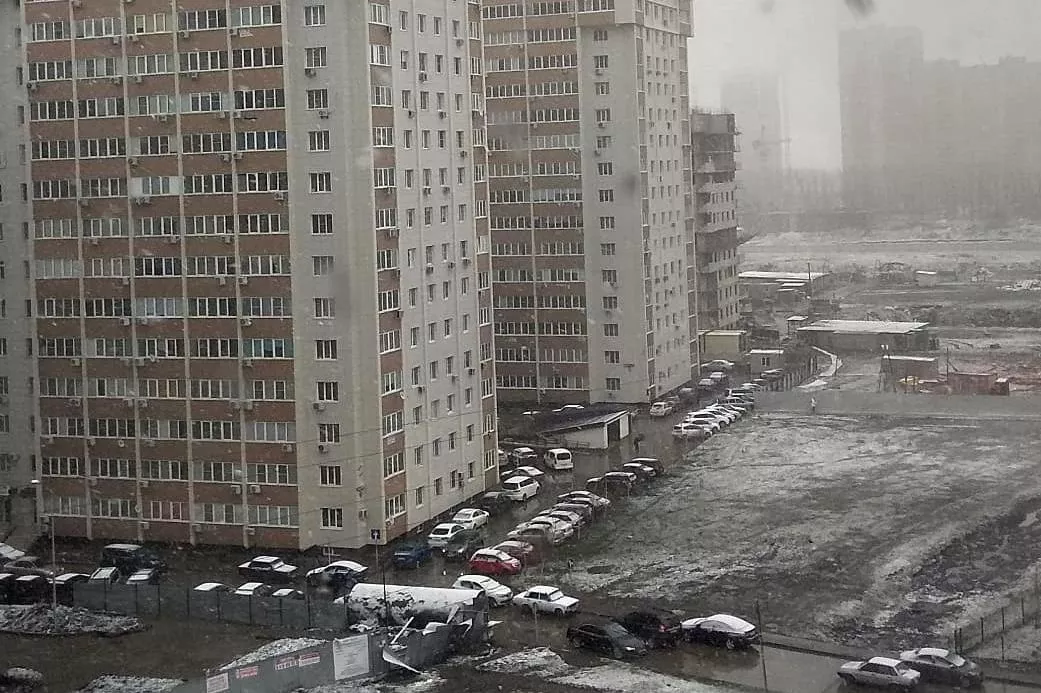 Краснодарцы делятся фотографиями весеннего снега в соцсетях.