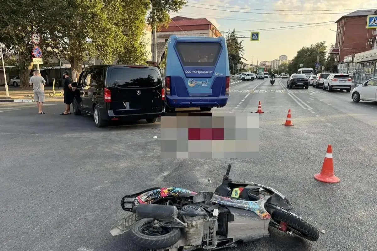 В Геленджике автобус насмерть сбил мопедиста