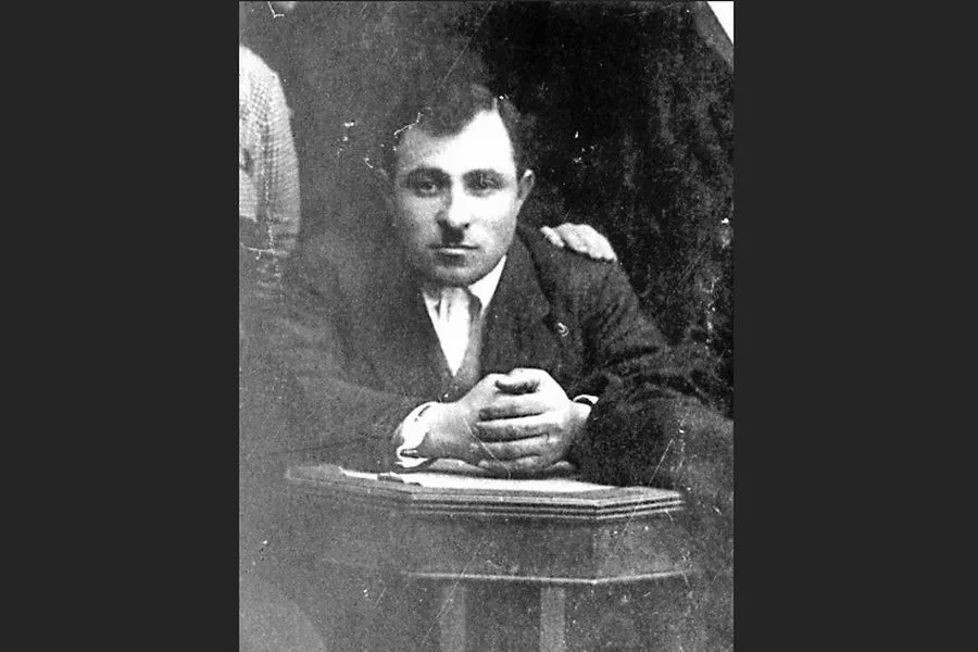 Сурен Арутюнов был схвачен карателями и замучен зондеркомандой. После освобождения Ейска его вместе с еще несколькими жертвами фашистов похоронили в парке Горького, а позднее перезахоронили на Площади Революции.