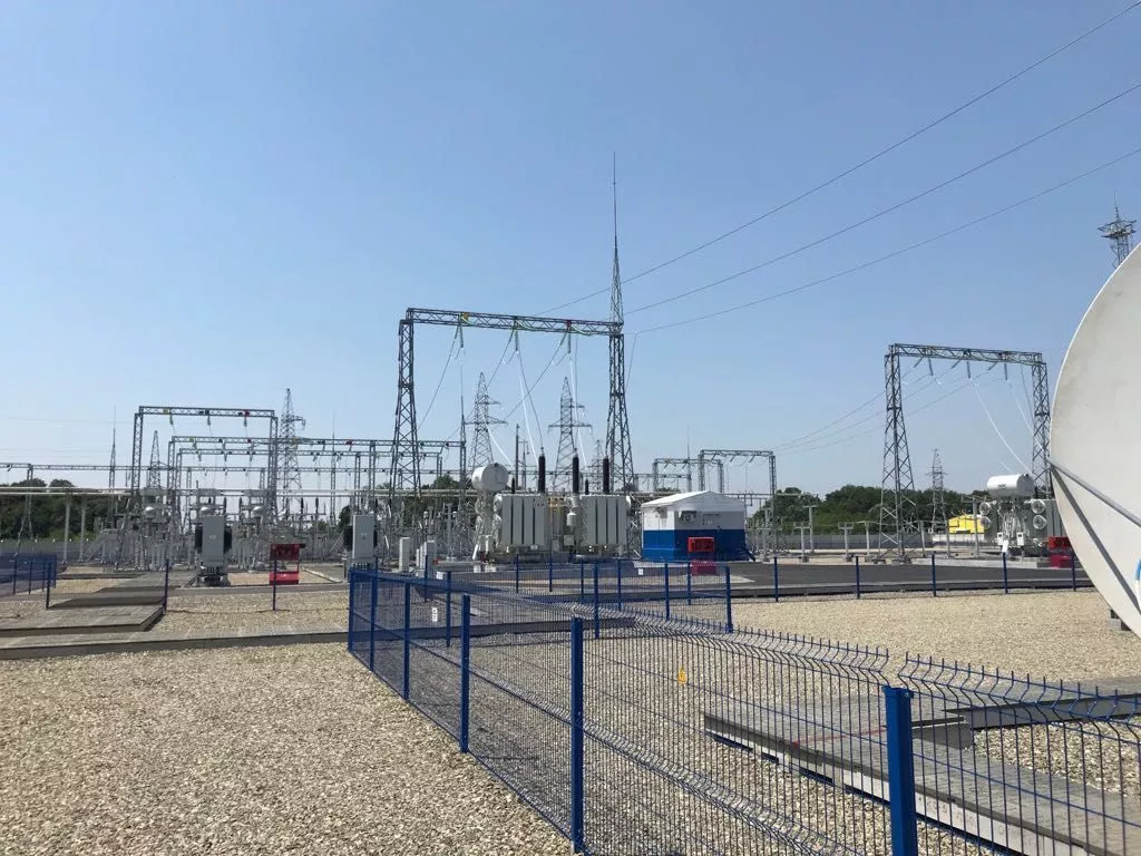 Подстанция позволит обеспечить надежную и бесперебойную подачу электроэнергии в жилые дома, социальные объекты и на предприятия сразу в трех районах края.