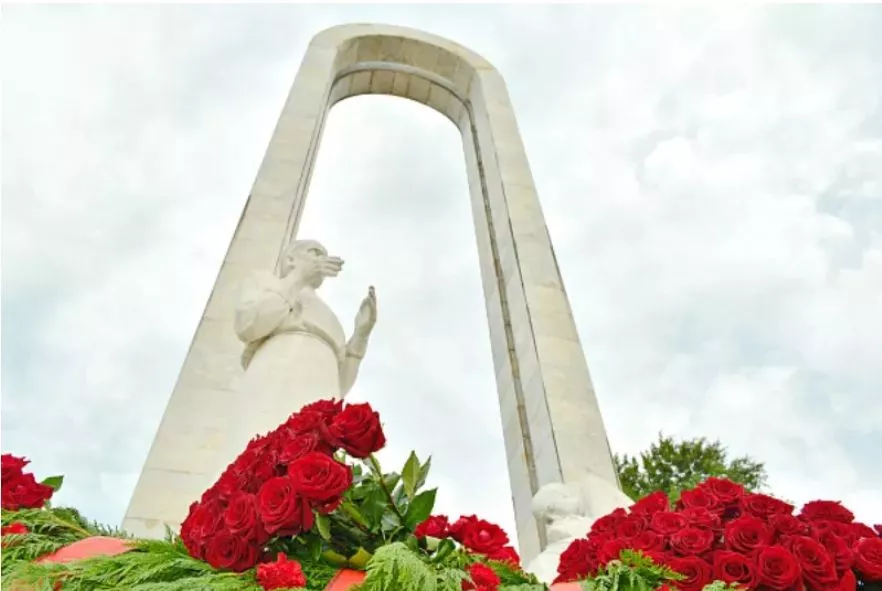 Мемориал, посвященный подвигу медперсонала Сочи, построили в 1995 году.