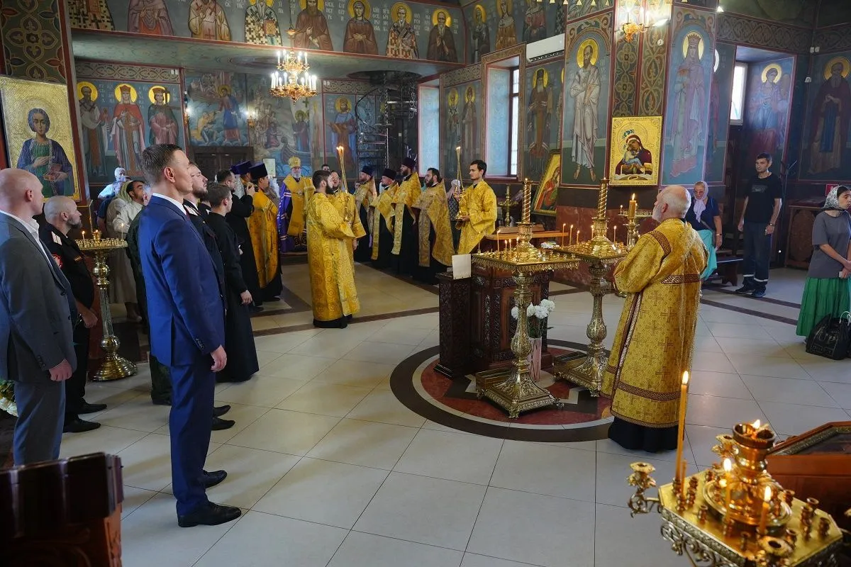 В праздничном молебне в Свято-Успенском кафедральном соборе приняли участие глава города вместе с прихожанами, почетными гостями и казаками Новороссийского районного казачьего общества. В праздничном молебне в Свято-Успенском кафедральном соборе приняли участие глава города вместе с прихожанами, почетными гостями и казаками Новороссийского районного казачьего общества.