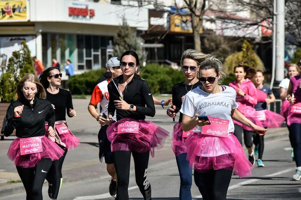 Массовая пробежка на три километра, организованная сетью магазинов «Высшая Лига»