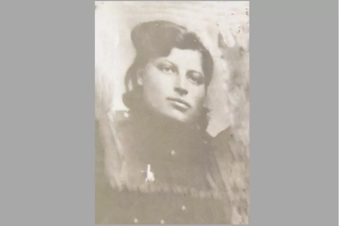 Жена Семена Сенченко – медсестра Тамары. На снимке виден Орден Красной Звезды. Именно ему Тамара обязана своей жизнью. Во время операции, на которой медсестра ассистировала, рядом с палаткой взорвался снаряд. Один из осколков полетел прямо в грудь девушки. От смерти спас луч ордена, в который попала частица снаряда. Сейчас этот орден в качестве экспоната также хранится в фондах Анапского археологического музея.