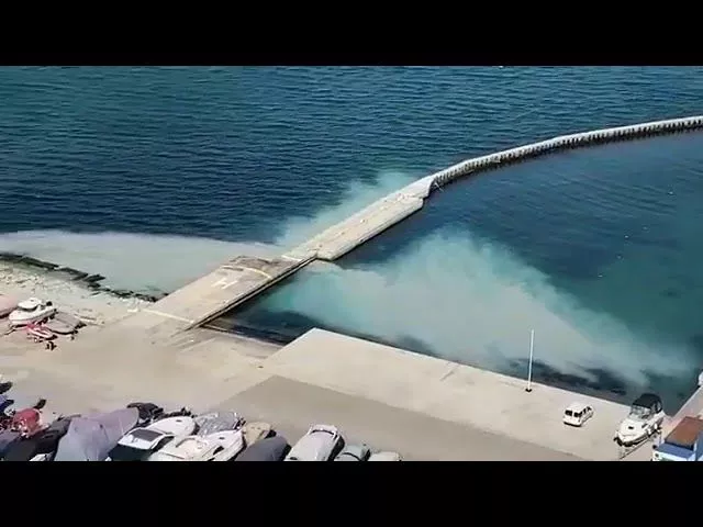 В Новороссийске в море снова разлилось огромное белое пятно