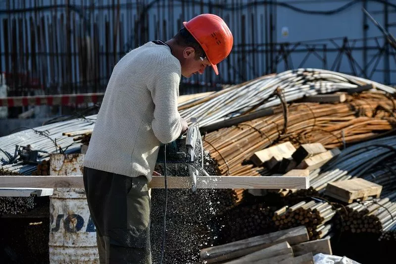 На данном этапе строительства на объекте задействовано 114 рабочих и 4 единицы техники. На данном этапе строительства на объекте задействовано 114 рабочих и 4 единицы техники.