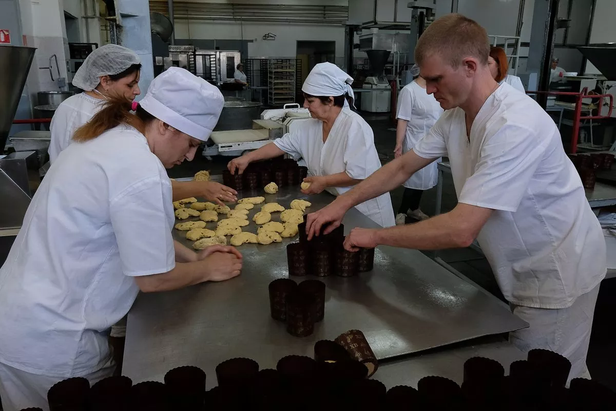 К Пасхе хлебзавод должен отправить на прилавки краснодарских магазинов 100 тысяч куличей.﻿ 